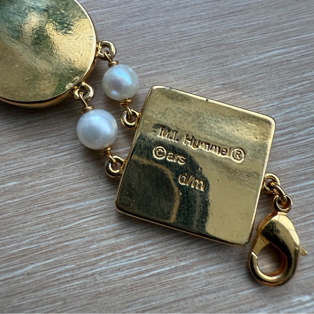 Vintage Danbury Mint Hummel Charm Bracelet, Gold Plated, Cultured Pearls - Picture 6 of 6